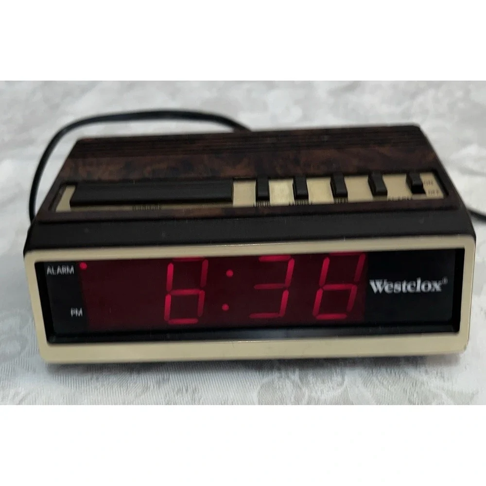 Westclox Vintage Digital Red LCD Alarm Clock‎ Wood Grain MODEL 22714 Works
